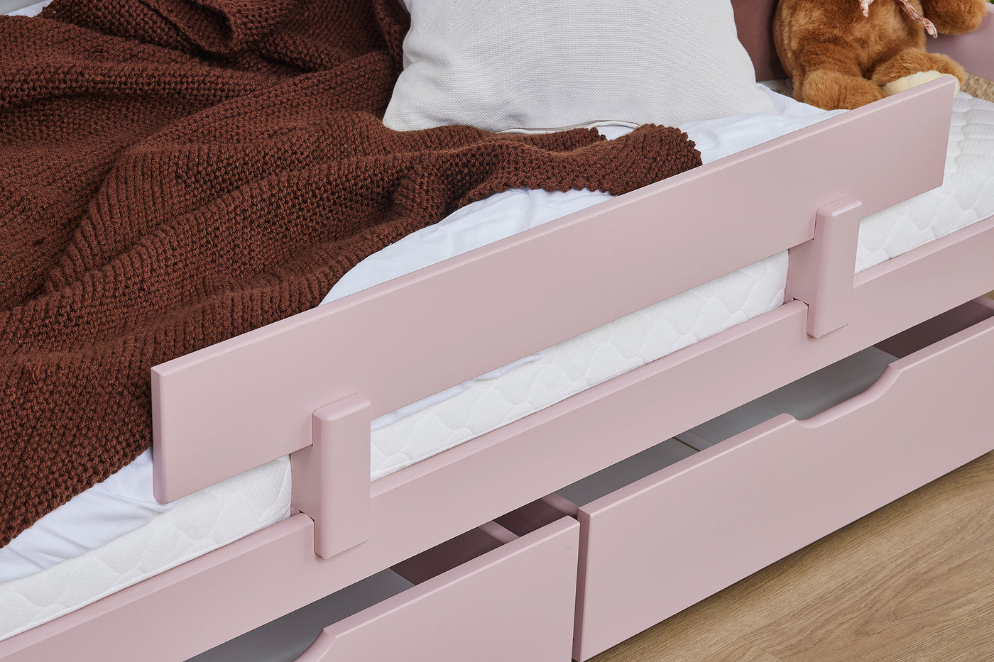 Laatikosto pyörillä, 70x160cm kokoisen sängyn alle, hennonpunainen - Mööpeli.com