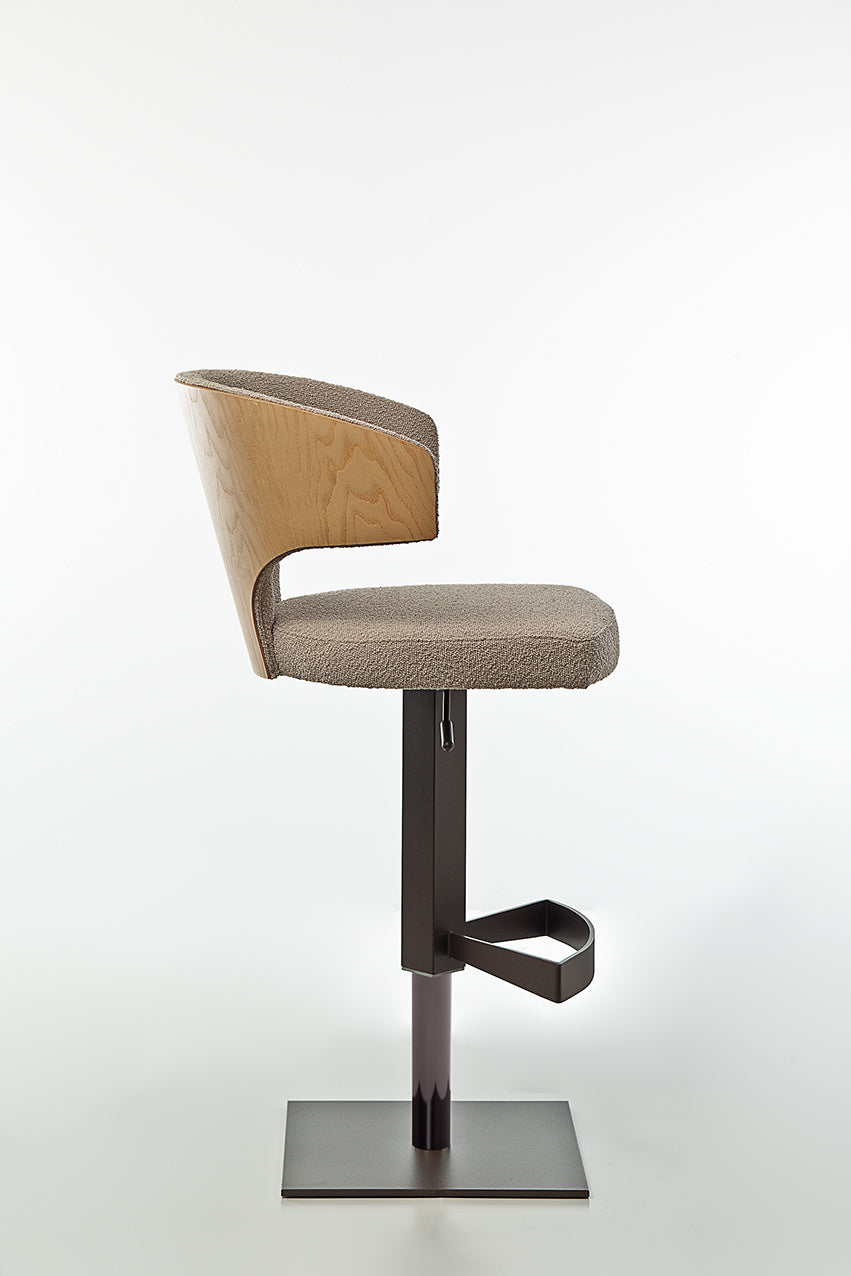 Peressini Casa Wing W bar chair